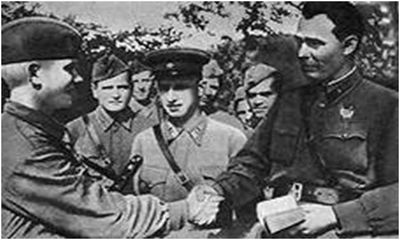 На фотографии: Л. И. Брежнев награждает солдат - мой прадедушка в центре